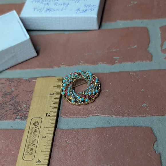 Vintage 1965 Sarah Coventry Multicolored Gold Tone Circle Wreath Brooch Pin Sign - Picture 3 of 4